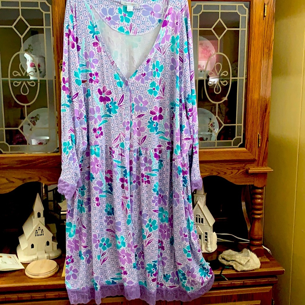 Women’s house lounger/nightie. 3/4 sleeve with lace detail